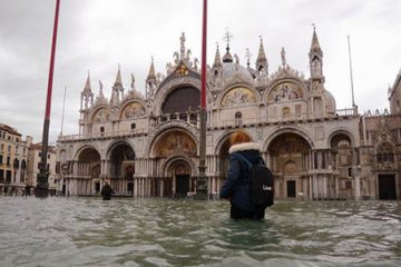L’eau purificatrice, symbole du vieux monde appelé à disparaître L’eau purificatrice, symbole du vieux monde appelé à disparaître