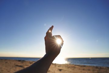 La vérité est comme le soleil, elle brille toujours juste au-delà des mensonges La vérité est comme le soleil, elle brille toujours juste au-delà des mensonges