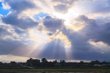 Nuages, tonnerre, soleil et trompettes de joie