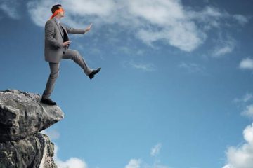 Nous observons une humanité au bord du précipice, n’osant déployer ses ailes! Nous observons une humanité au bord du précipice, n’osant déployer ses ailes!