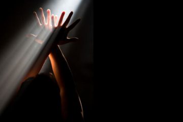 LA LUMIÈRE NAÎT MÊME DANS L’OBSCURITÉ