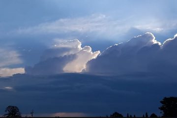 UNE PRÉSENCE BLANCHE POUSSE LES NUAGES