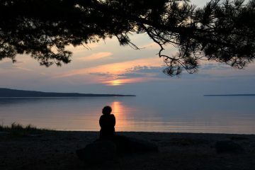 APPRENDRE A ÊTRE UN LAC TRANQUILLE AU COUCHER DU SOLEIL