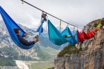 VOUS ÊTES SUSPENDUS ENTRE DEUX MONDES