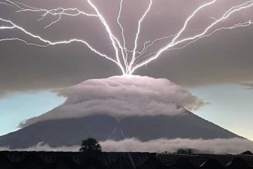 DU JAMAIS VU : DE LA FOUDRE VOLCANIQUE VENANT D’UN VOLCAN INACTIF DEPUIS 10 000 ANS DU JAMAIS VU : DE LA FOUDRE VOLCANIQUE VENANT D’UN VOLCAN INACTIF DEPUIS 10 000 ANS