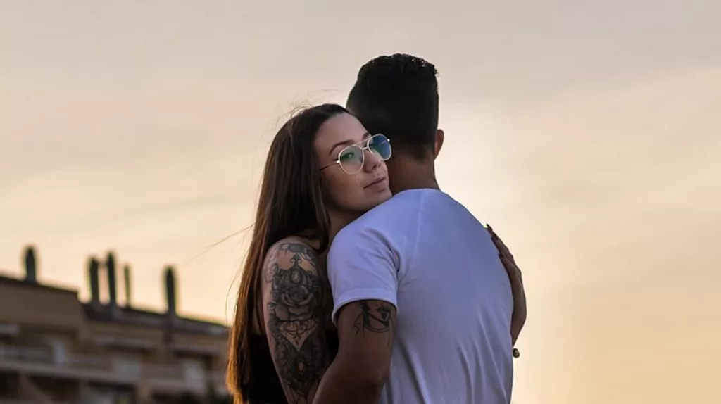 La psychologie affirme que les femmes qui maîtrisent ces 4 compétences semblent toujours trouver leur âme sœur
